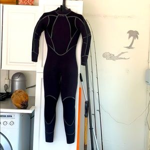 Bare 5mm size 8 wetsuit for scuba diving